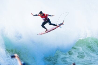 Gabriel Medina surfando na final do MEO Rip Curl Pro Portugal em Peniche, vice-campeão 2024