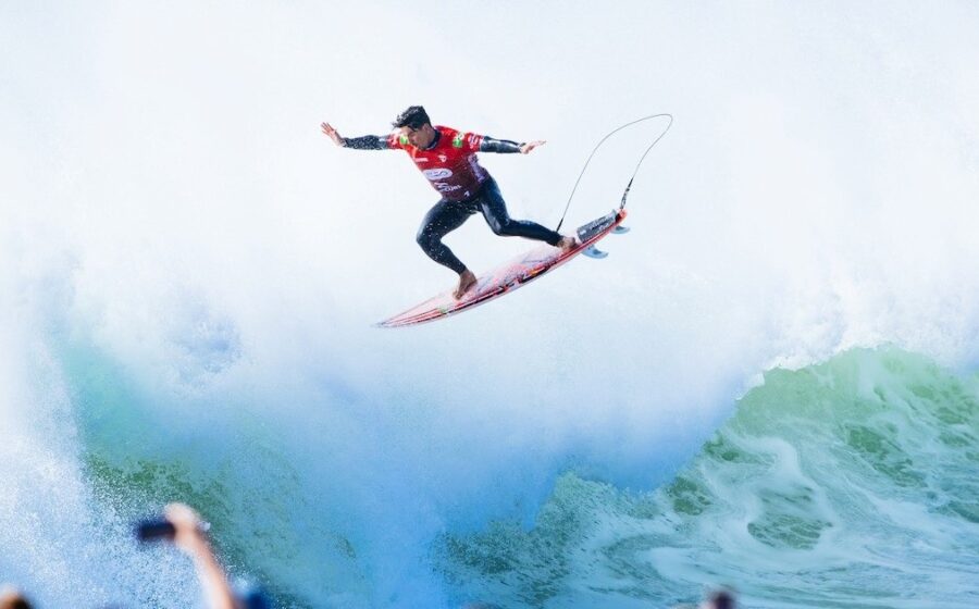 Gabriel Medina surfando na final do MEO Rip Curl Pro Portugal em Peniche, vice-campeão 2024