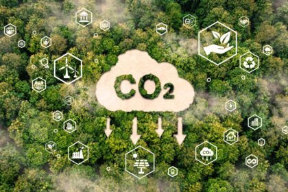 Gráfico do mercado de carbono regulado no Brasil 2027 com chaminés industriais e ícones de créditos de carbono