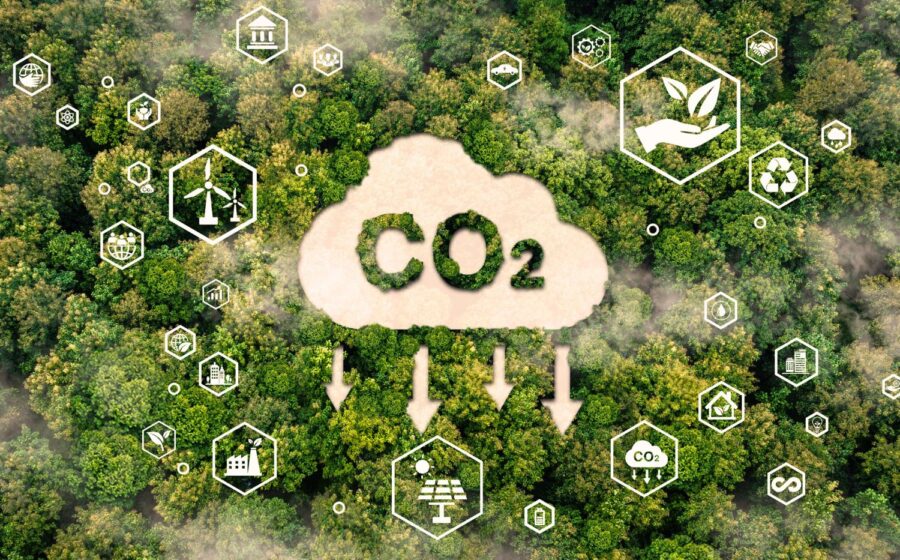 Gráfico do mercado de carbono regulado no Brasil 2027 com chaminés industriais e ícones de créditos de carbono