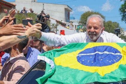 Gráfico de bolsa em queda com bandeira do Brasil e silhueta de Lula, representando tensão fiscal pós-eleição