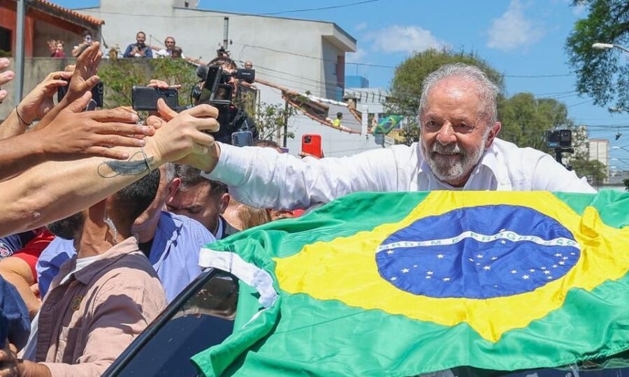 Gráfico mostra queda brusca do Ibovespa e alta do dólar após vitória de Lula