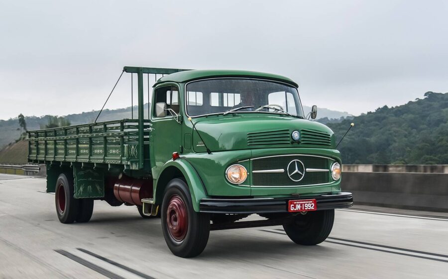 Frota de caminhões Mercedes-Benz vocacionais Accelo, Atego, Axor e Actros expostos na Fenatran 2026, celebrando 70 anos no Brasil