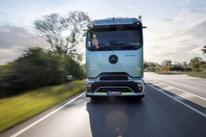 Mercedes-Benz comemora 70 anos no Brasil com lançamento de caminhões vocacionais na Fenatran
