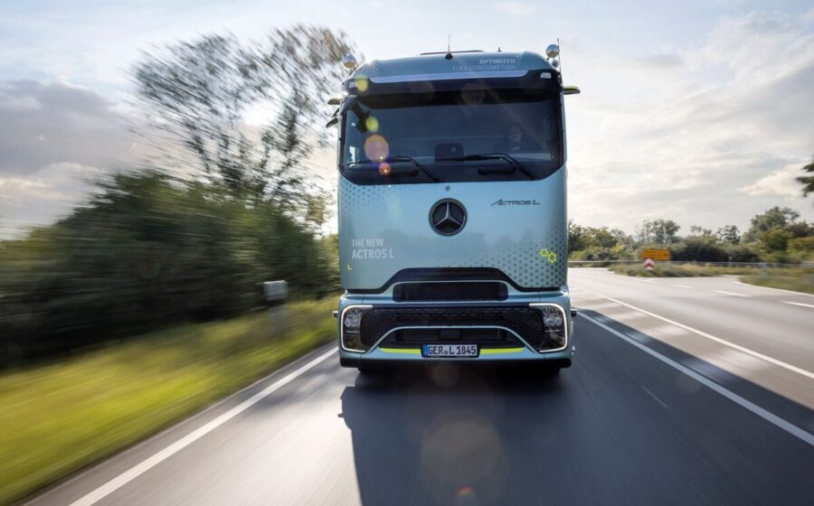 Mercedes-Benz comemora 70 anos no Brasil com lançamento de caminhões vocacionais na Fenatran