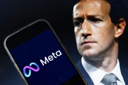Logos do Meta e Snapchat com balança da justiça e adolescente usando smartphone