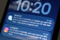 Logos do Facebook e Instagram com silhueta de criança usando smartphone, fundo tribunal australiano