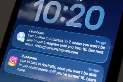 Logos do Facebook e Instagram com silhueta de criança usando smartphone, fundo tribunal australiano