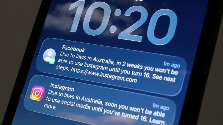 Logos do Facebook e Instagram com silhueta de criança usando smartphone, fundo tribunal australiano