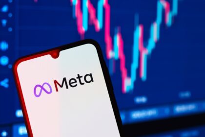 Gráfico de ações em queda com logo da Meta e símbolos de IA, representando perda de US$ 124 bi