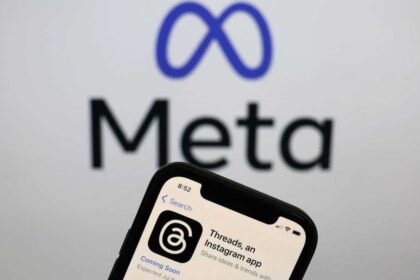 Meta logo com balança da justiça e posts sendo removidos, representando decisão judicial contra demissão por voto político