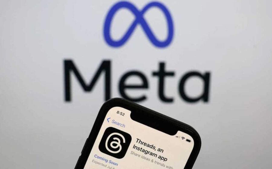 Meta logo com balança da justiça e posts sendo removidos, representando decisão judicial contra demissão por voto político