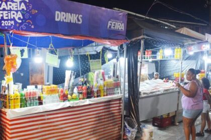 Ambulantes trabalhando na Micareta de Feira de Santana com barraquas coloridas e multidão