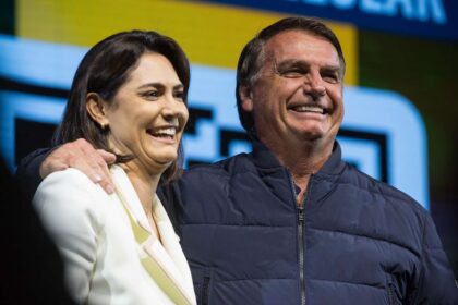 Michelle Bolsonaro vota no Colégio Mackenzie em Brasília acompanhada de Celina Leão e Bia Kicis