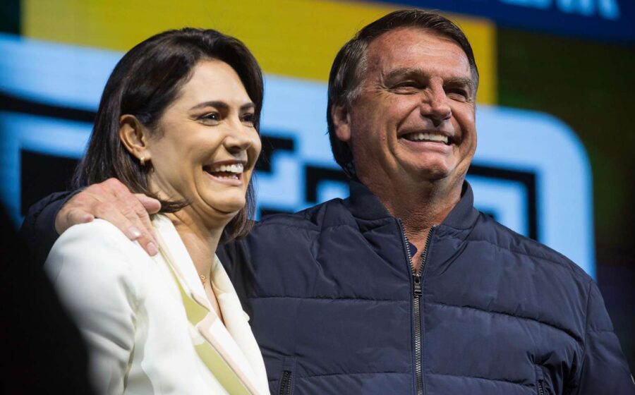 Michelle Bolsonaro vota no Colégio Mackenzie em Brasília acompanhada de Celina Leão e Bia Kicis