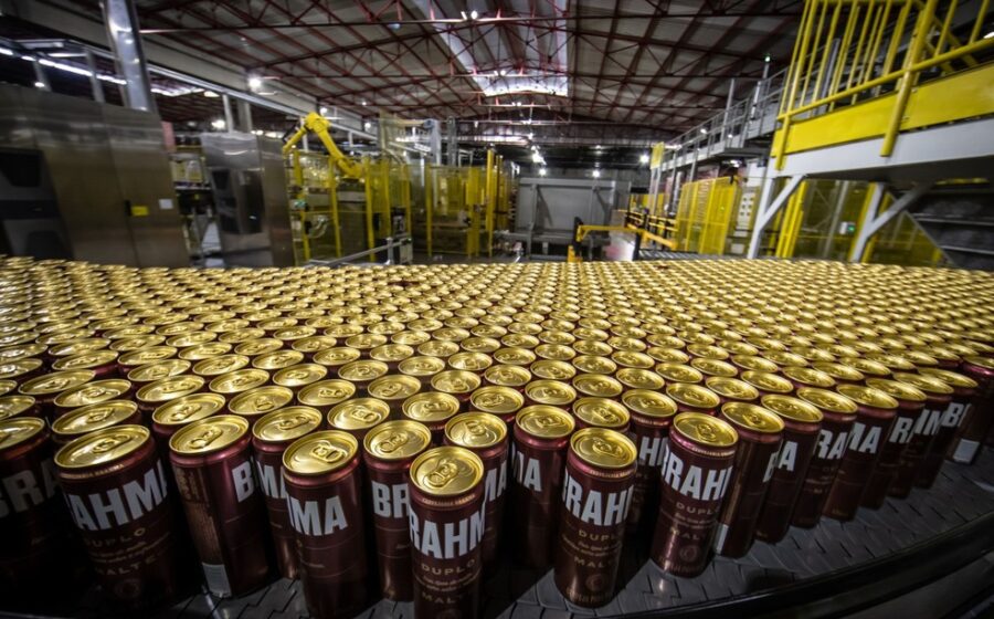 Garrafa de Michelob Ultra em destaque na prateleira de supermercado, simbolizando crescimento de 478% nas vendas da Ambev