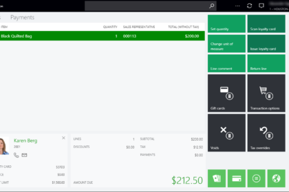 Logotipo Microsoft sobre fundo de código binário e gráfico de barras caindo, simbolizando demissões e investimento em IA