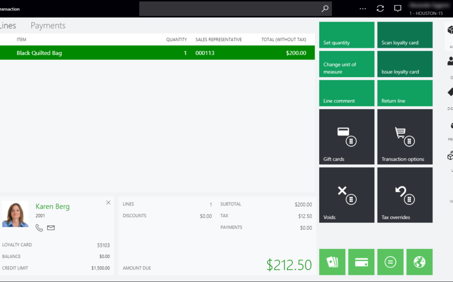 Logotipo Microsoft sobre fundo de código binário e gráfico de barras caindo, simbolizando demissões e investimento em IA