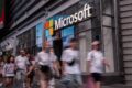 Gráfico de ações da Microsoft com seta ascendente e logo Azure, lucro US$ 36,6 bi