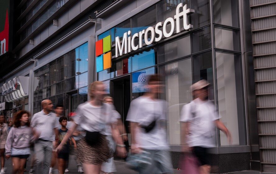 Gráfico de ações da Microsoft com seta ascendente e logo Azure, lucro US$ 36,6 bi