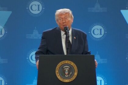 Capitólio dos EUA com urnas eleitorais e silhueta de Trump, representando midterms 2026