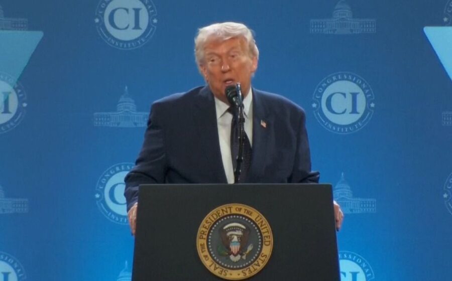 Capitólio dos EUA com urnas eleitorais e silhueta de Trump, representando midterms 2026