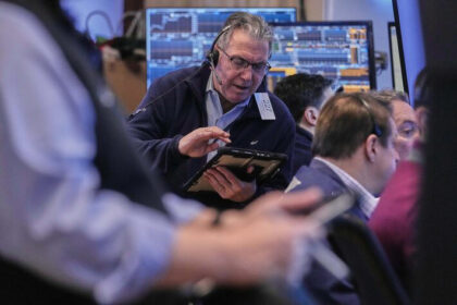 Prédio do Capitólio dos EUA com gráfico de ações ao fundo, simbolizando midterms 2026 e impacto em Wall Street