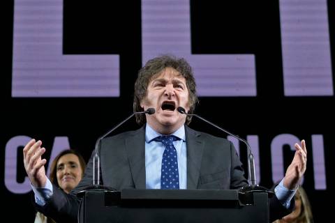 Javier Milei com motosserra simbolizando corte de 21 mil servidores no Decreto 1.203