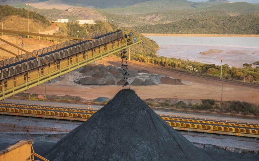 Vista aérea da serra de Poços de Caldas com área de mineração de terras raras e equipamentos pesados