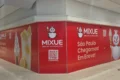 Logotipo da Mixue com loja ao fundo, simbolizando expansão freada no Brasil