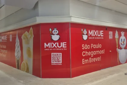 Logotipo da Mixue com loja ao fundo, simbolizando expansão freada no Brasil