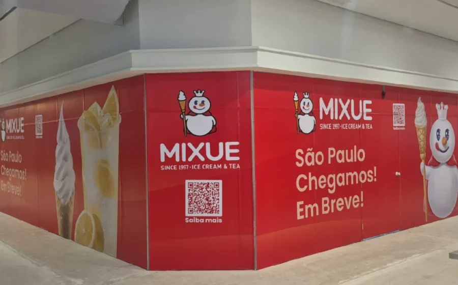 Logotipo da Mixue com loja ao fundo, simbolizando expansão freada no Brasil