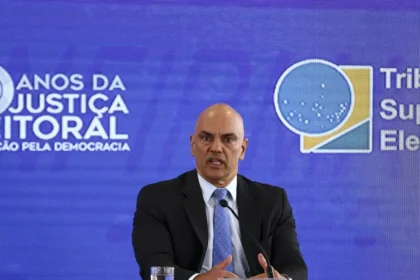 Alexandre de Moraes no TSE durante coletiva sobre horário de votação em 2022