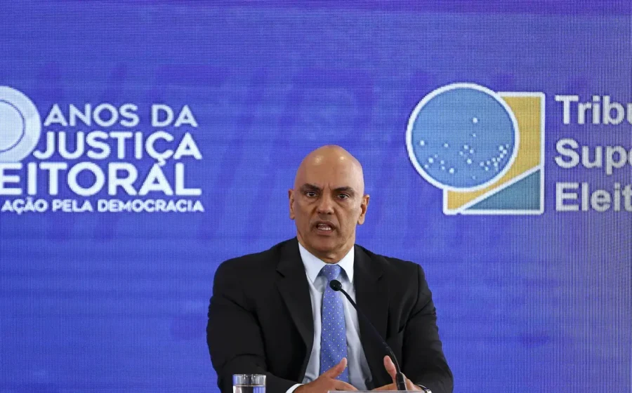 Alexandre de Moraes no TSE durante coletiva sobre horário de votação em 2022