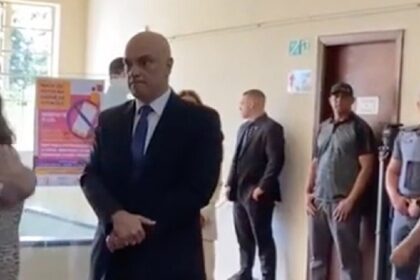 Alexandre de Moraes vota em urna eletrônica na seção paulista como primeiro eleitor do local