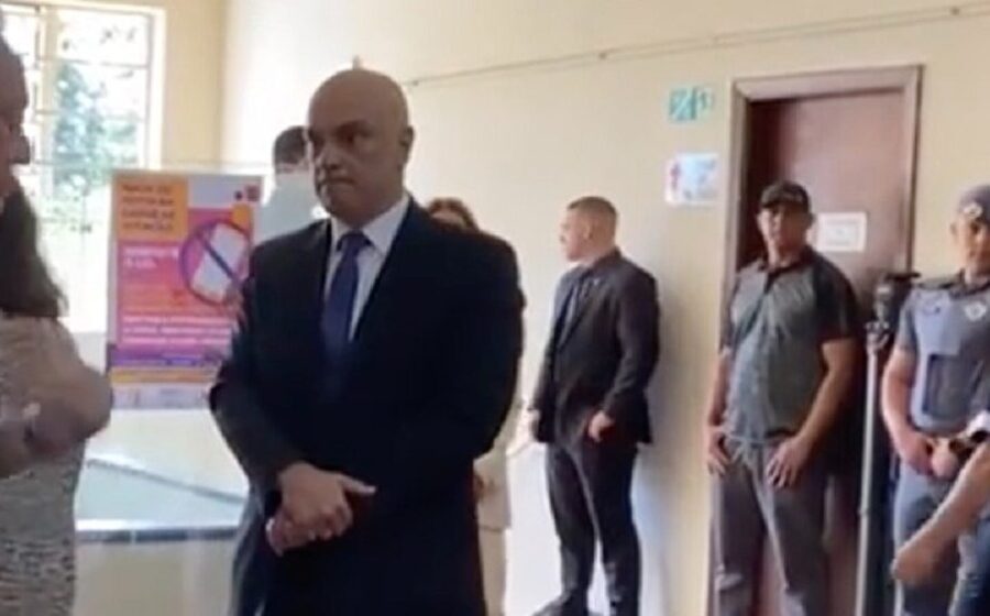 Alexandre de Moraes vota em urna eletrônica na seção paulista como primeiro eleitor do local