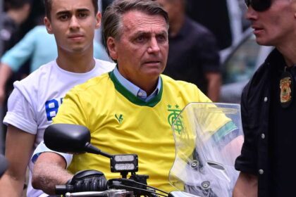 Motocarreata de apoiadores de Flávio Bolsonaro nas ruas de Teresina com bandeiras do Brasil