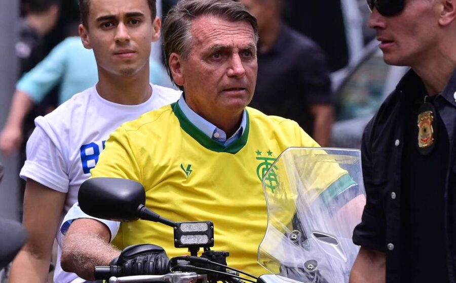 Motocarreata de apoiadores de Flávio Bolsonaro nas ruas de Teresina com bandeiras do Brasil