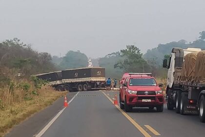 Carro destruído após colisão frontal com caminhão na BR-364 em Vilhena RO