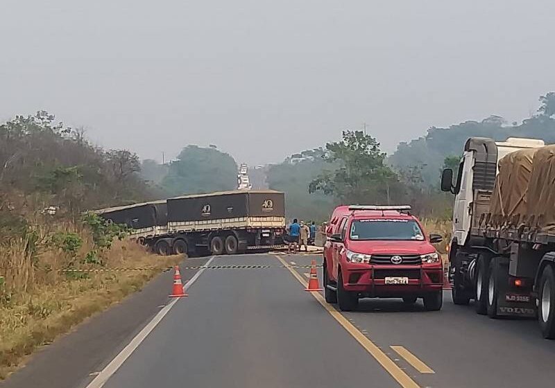 Carro destruído após colisão frontal com caminhão na BR-364 em Vilhena RO