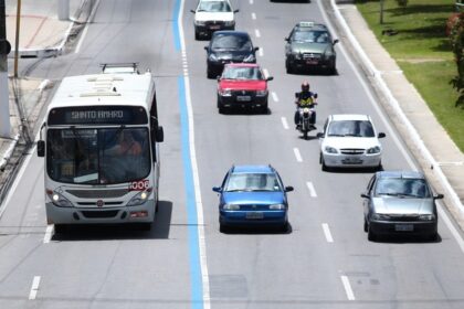 Faixa Azul exclusiva para ônibus na avenida Fernandes Lima em Maceió com sinalização de trânsito