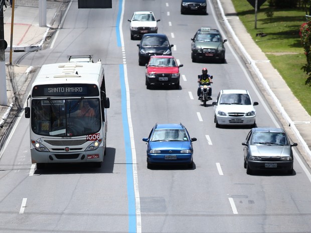 Faixa Azul exclusiva para ônibus na avenida Fernandes Lima em Maceió com sinalização de trânsito