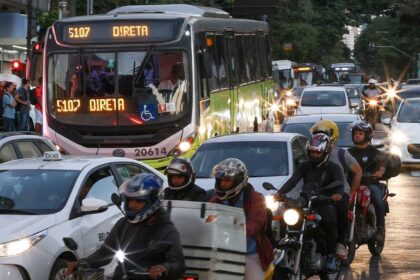 Motocicleta na rua de Belo Horizonte com fiscalização de ruído sonora