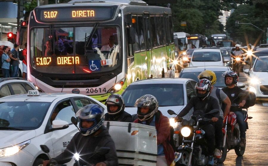 Motocicleta na rua de Belo Horizonte com fiscalização de ruído sonora