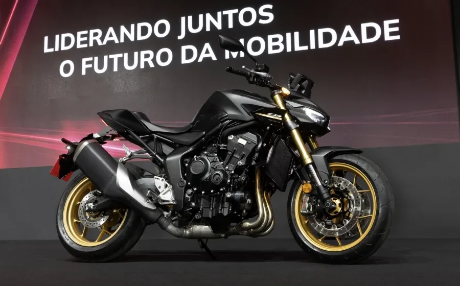 Fileira de motos zero-quilômetro em concessionária brasileira, simbolizando recorde histórico de vendas em 2026
