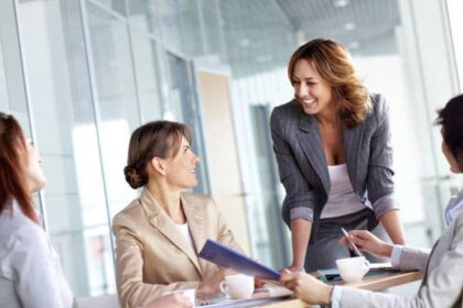 Mulher reflexiva olhando para horizonte com expressão de carga emocional invisível, representando inteligência emocional feminina e seu custo oculto