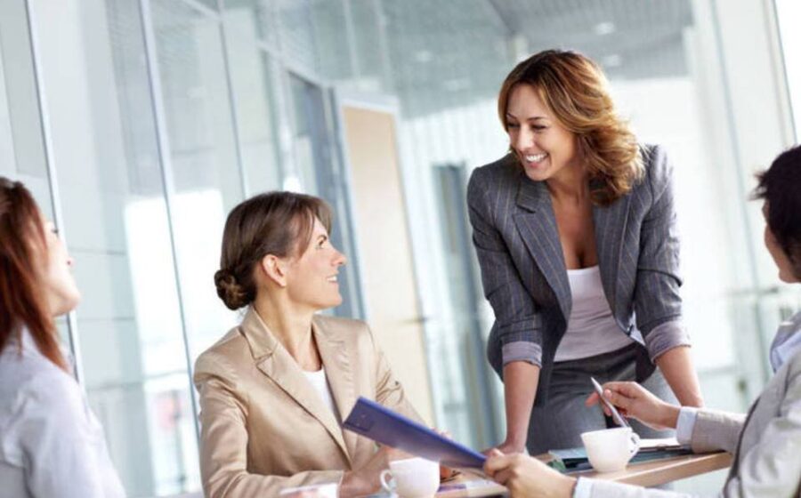 Mulher reflexiva olhando para horizonte com expressão de carga emocional invisível, representando inteligência emocional feminina e seu custo oculto