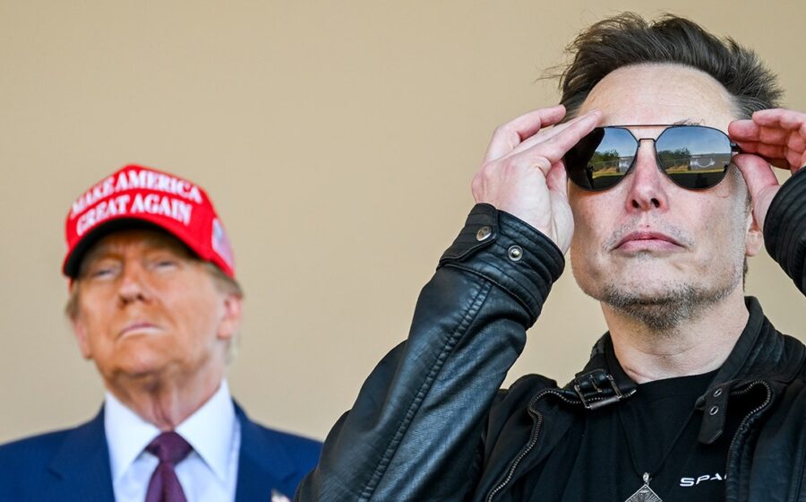 Elon Musk e Donald Trump apertam as mãos com logotipo SpaceXSI ao fundo, simbolizando rebranding de IA para superinteligência