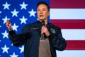 Elon Musk e Donald Trump apertando as mãos com logotipo SpaceXSI ao fundo