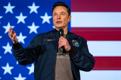 Elon Musk e Donald Trump apertando as mãos com logotipo SpaceXSI ao fundo